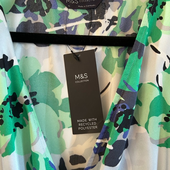 Marks and Spencer floral waisted batwing day dress - Picture 5 of 7